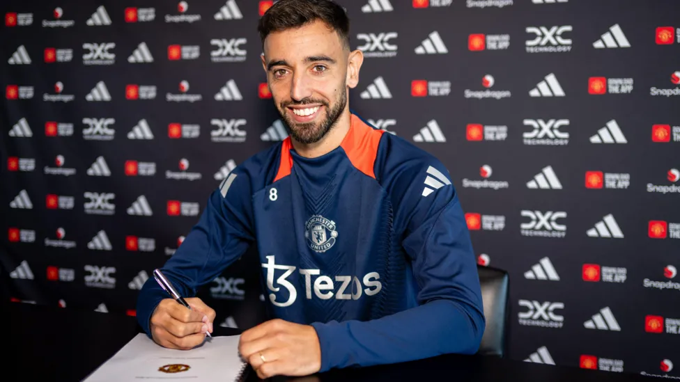 Fernandes Signs New Manchester United Contract Until June 2027