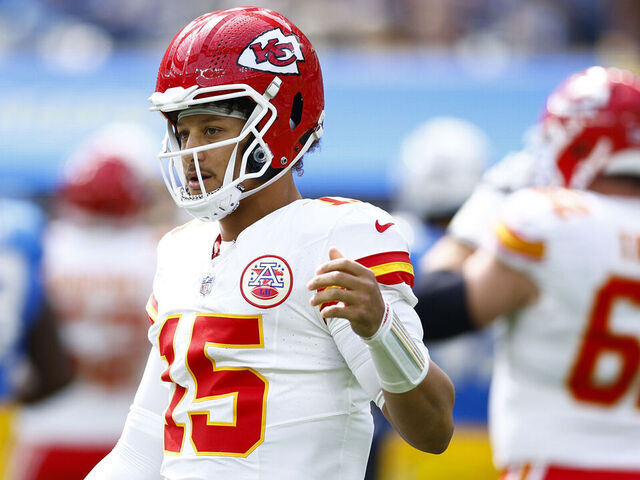 Mahomes Takes the Field Despite Ankle Pain, Ready for Broncos Game - Seasports